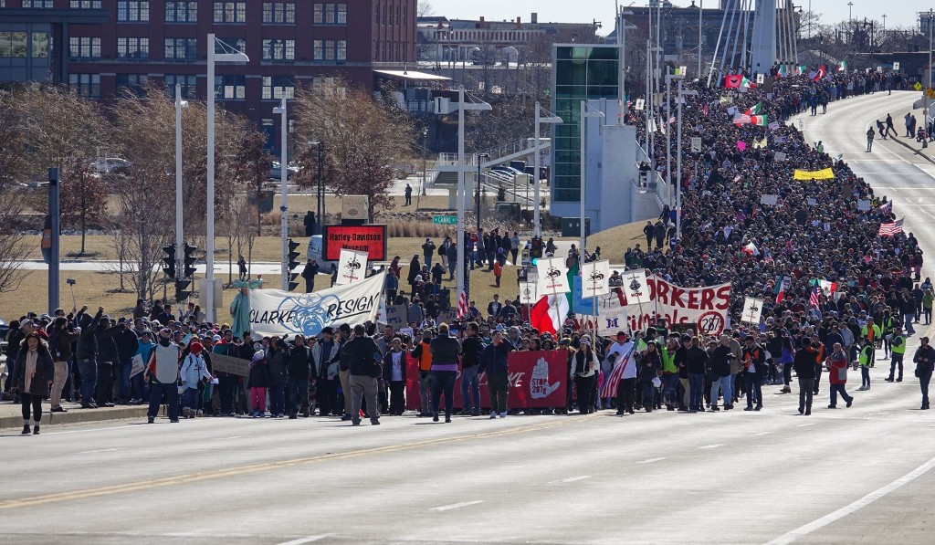 Decenas de miles salen a las calles en Wisconsin respondiendo al llamado “Día Sin Inmigrantes”