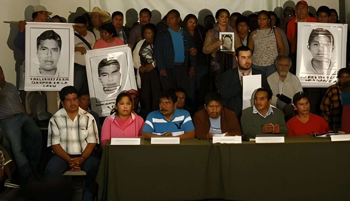 Conferencia de prensa de padres de normalistas de Ayotzinapa y EPN