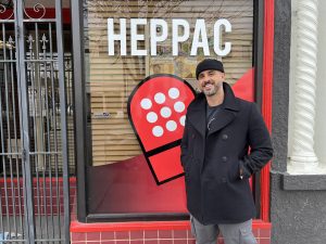  Braunz Courtney, Director Ejecutivo de HEPPAC, frente a las oficinas de esta organización, en Foothill Boulevard, Oakland, CA. Foto: Dennis Maxwell.