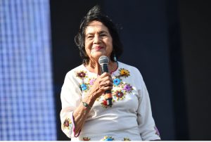 La legendaria co-fundadora de la Unión de Campesinos, UFW, Dolores Huerta agradece un homenaje a su persona. Foto: De la Fundación Dolores Huerta.