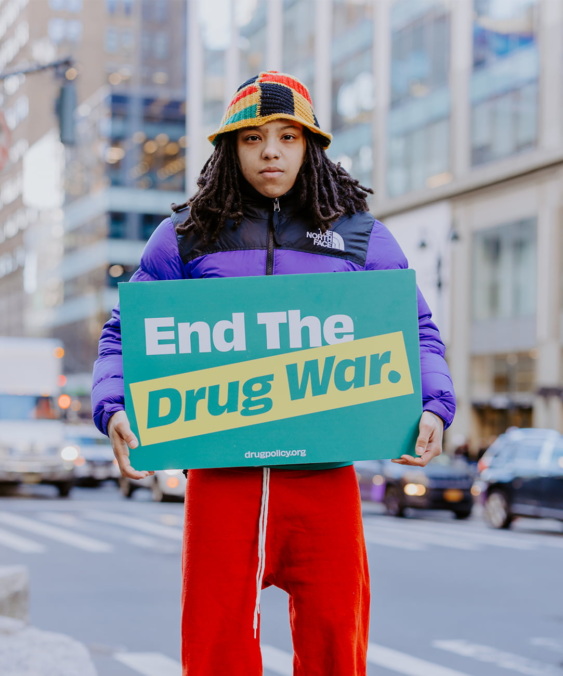 Joven que forma parte de un movimiento contra la guerra contra las drogas, expresa su rechazo en Nueva York a estas políticas represivas contra los consumidores. Foto: De la página web de la Drug Policy Alliance.