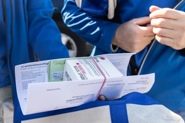 Un kit de recursos sobre la crisis de los opioides contiene Narcan, tiras de prueba de fentanilo e información sobre cómo obtener tratamiento para la adicción y otros recursos de reducción de daños. Foto: KIMBERLY PAYNTER/WHYY.