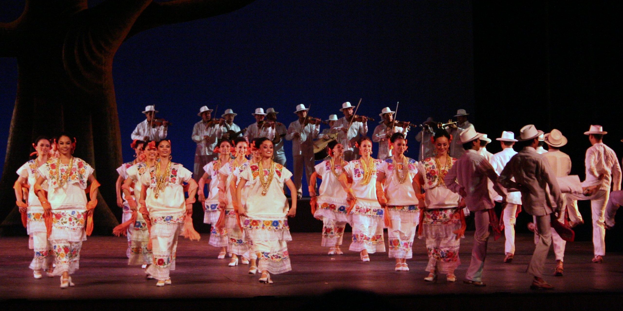 Cincuenta años de danza folclórica mexicana